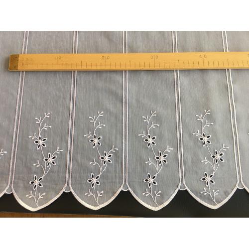 Krátká vitrážová záclona na tyčku 90cm BATIST V512 bílá