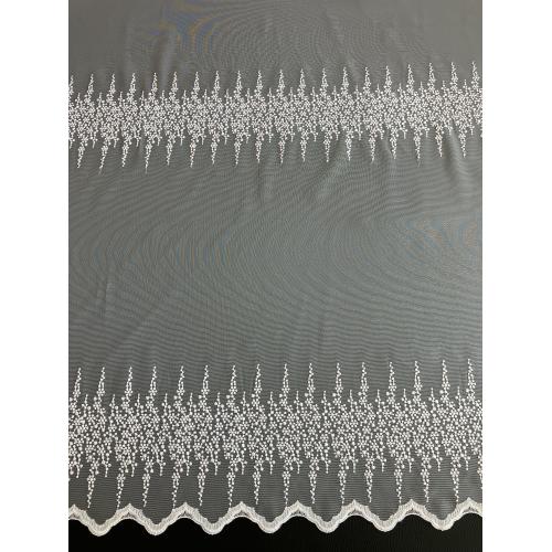 Bílá vyšívaná záclona s bordurou 122347/180