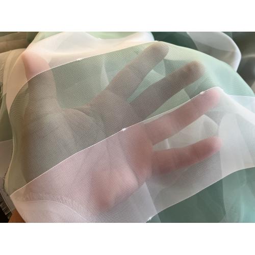 Voálová záclona se zelenými pruhy metráž