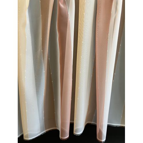 Bílá voálová záclona s lososovými pruhy