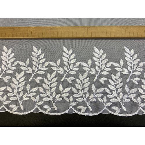 Bílá vyšívaná záclona s bordurou 122695/180