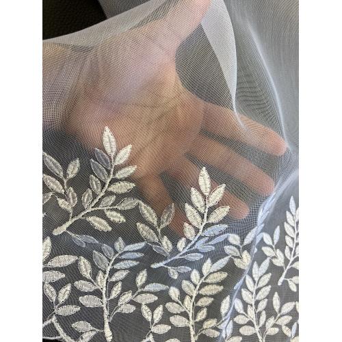 Bílá vyšívaná záclona s bordurou 122695/180