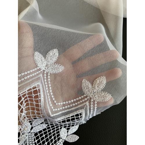 Bílá vyšívaná záclona s bordurou 12839/180