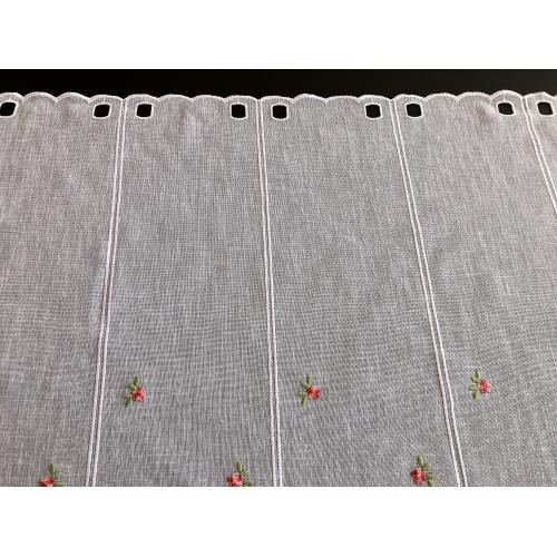 Bílá krátká vitrážová záclona 60cm s vyšívanou drobnou kytičkou