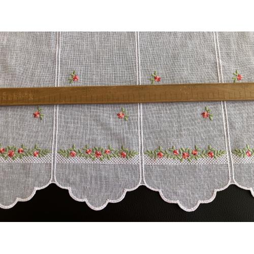 Bílá krátká vitrážová záclona 60cm s vyšívanou drobnou kytičkou